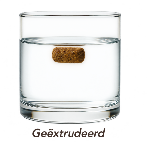 Geëxtrudeerde hondenbrok: de brok blijft drijven in een glas water