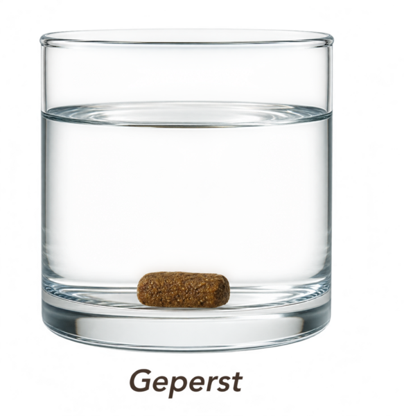 Geperste hondenbrok: de brok zakt naar de bodem van een glas water